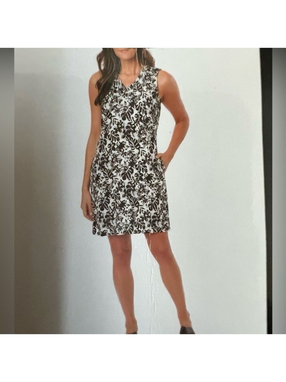 Women's Briggs Ruffle Trim V-neck Sleeveless Side Pocket Dress. Size Medium